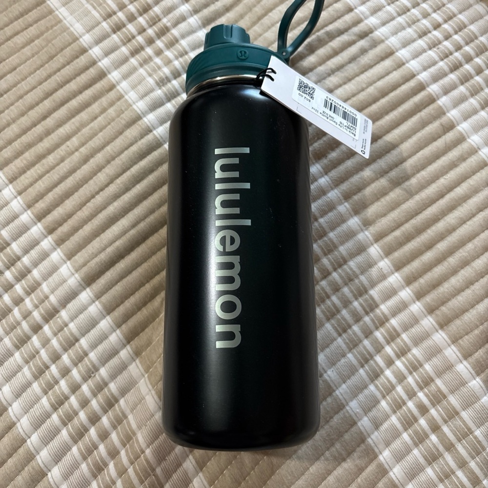 lululemon athletica Back To Life Sport Bottle 32 Oz. Black/Dark Teal Lid Bottle